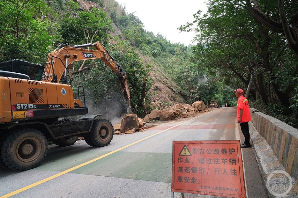 7月28日上午,受强降雨影响,国道g212重庆市北碚区澄江镇路段发生边坡