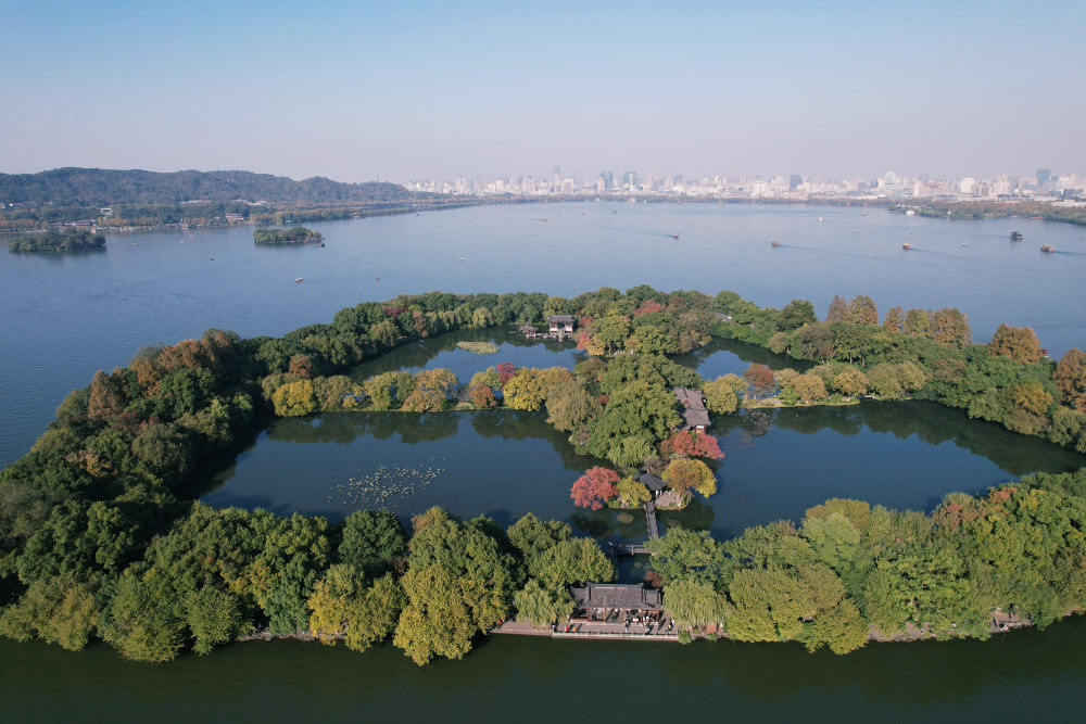 这是2023年12月26日拍摄的杭州西湖西泠桥景色.