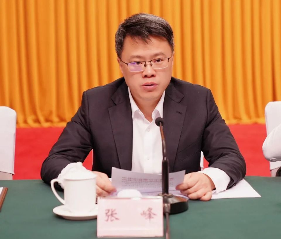 省卫生健康委党组成员,副主任张峰宣读《关于同意作为拟成立的健康