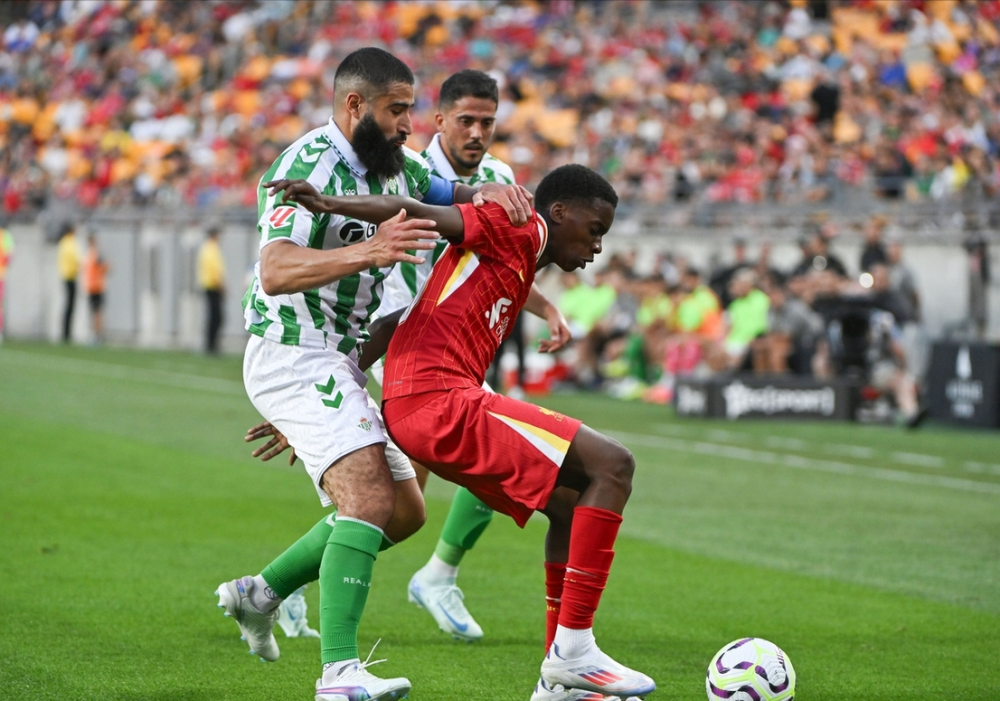 这场比赛也是利物浦队新帅斯洛特执教利物浦队的首场比赛,这对于寺邋