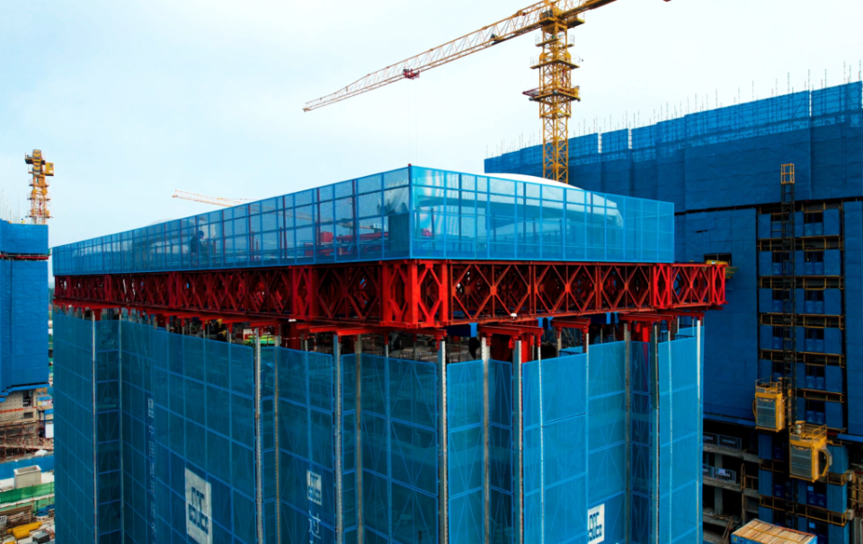 空中造楼机!山东省首台"天蝉"住宅施工机器人上线,5天一层楼