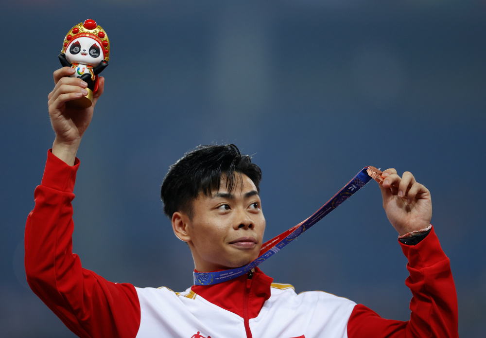 成都大运会田径男子100米决赛陈冠锋获季军