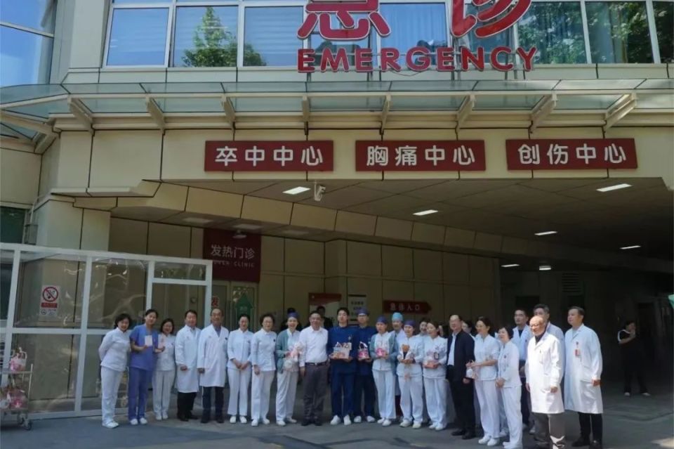 祝华山医院护理工作者们节日快乐,一路生花!