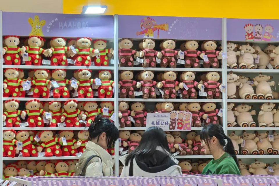 2024年2月1日,上海,名创优品x花园宝宝主题快闪店亮相静安大悦城