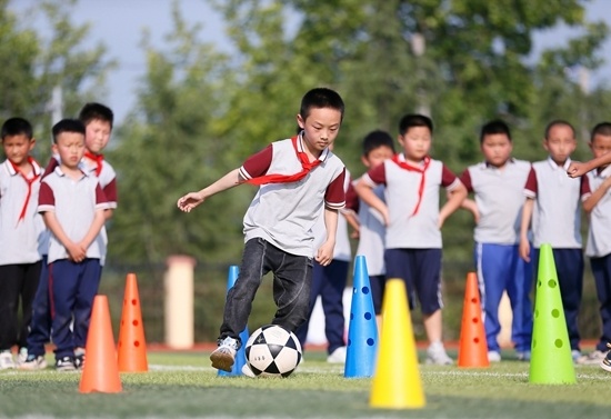 6月7日,山東省青島市即墨區鰲山衛方正小學的學生在進行