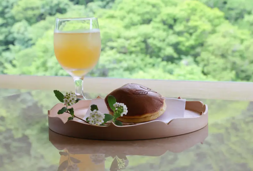 第二局余正麒上午茶:芝士蛋糕,葡萄汁(长野县盐尻市林农园生产)
