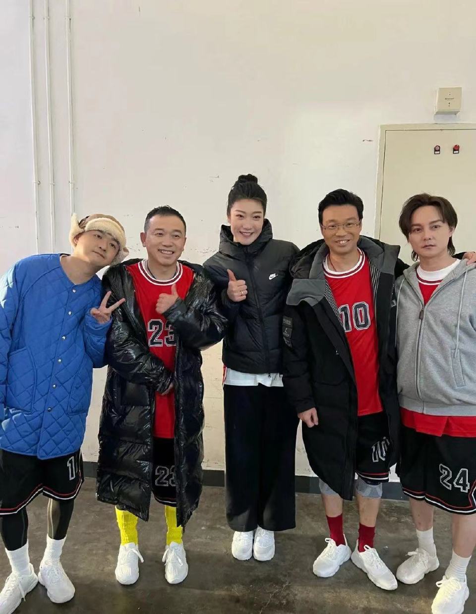 的包贝尔,潘斌龙,王迅,尹正合影,李梦可谓是一枝独秀,身高比较有优势