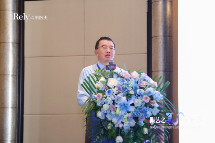 欧阳天祥教授在致辞中表示: 第4届高峰论坛无论是规格,还是规模,都在