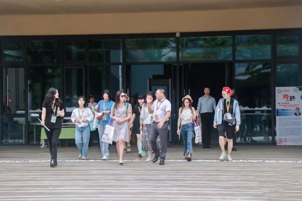 交流活动中,试验区管理局有关负责人作发言,gec项目负责人进行了试验