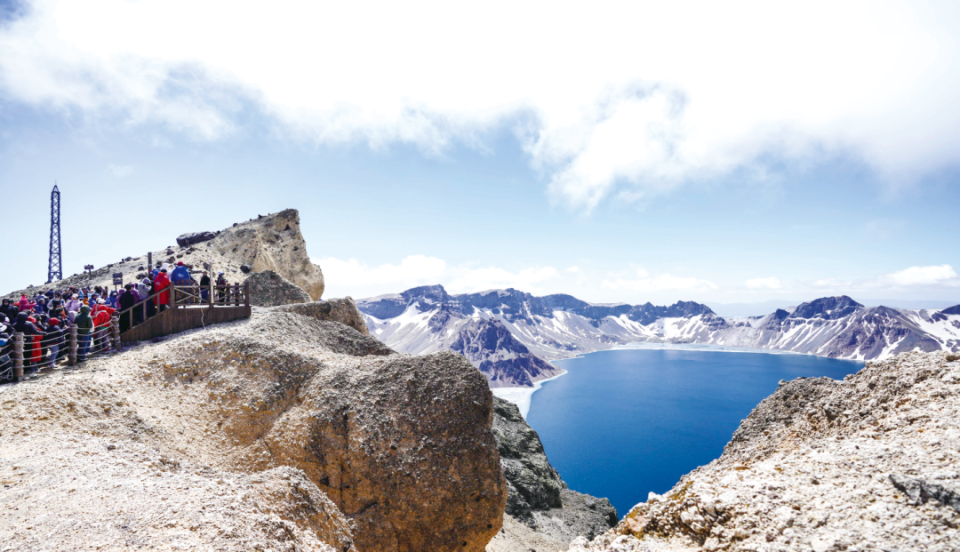 据了解,长白山天池海拔超过2000米,冬季长达10个月,每年开冰几乎都在