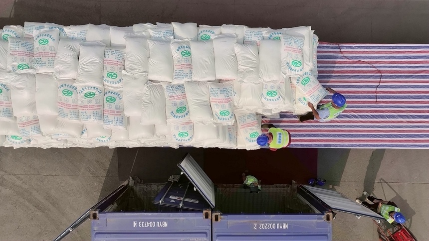 西部陆海新通道广西来宾北部湾港食糖铁海快线班列首发