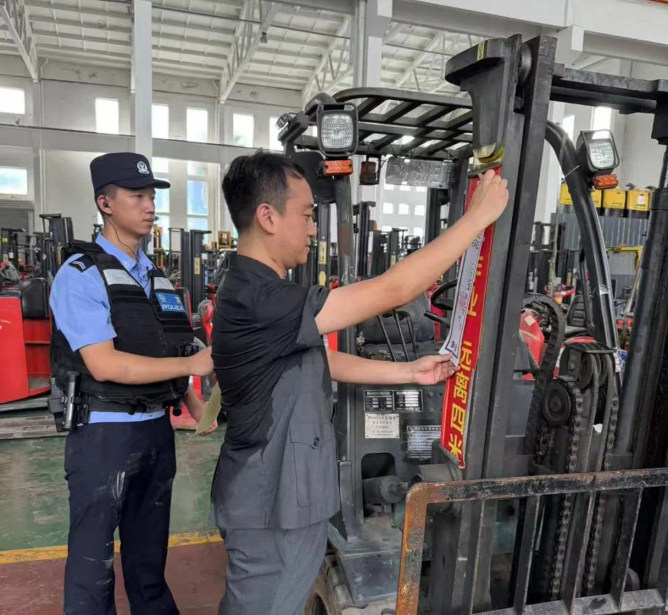 超40℃高温密闭仓库,511辆叉车精准查封