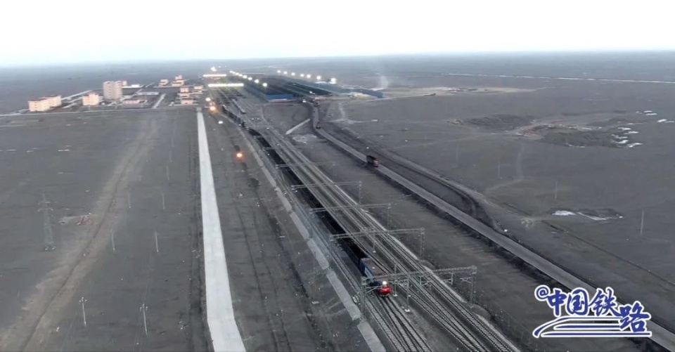 将淖铁路西起乌将铁路的将军庙站,东至红淖铁路的淖毛湖站,正线全长