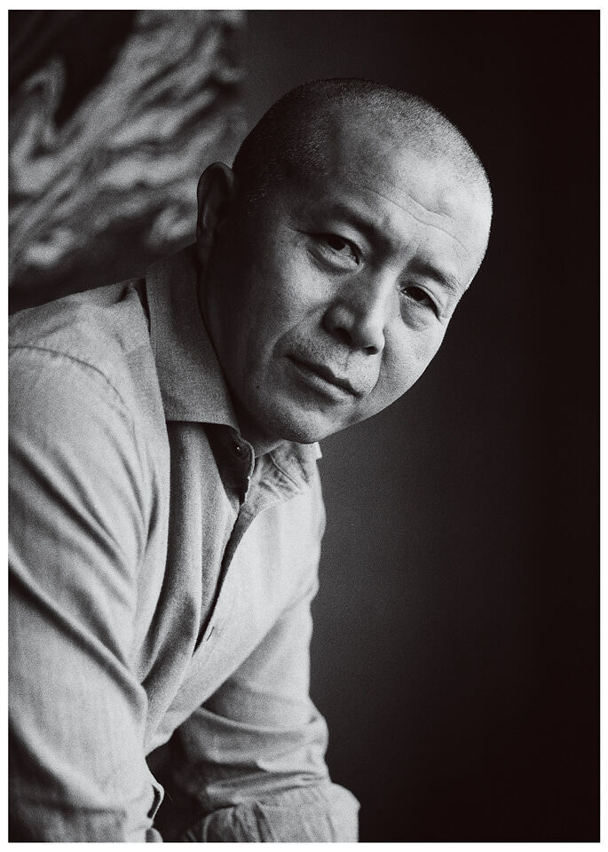 (南方人物周刊记者姜晓明/图)北京的酒店房间里,毕飞宇坐在椅子上抽烟