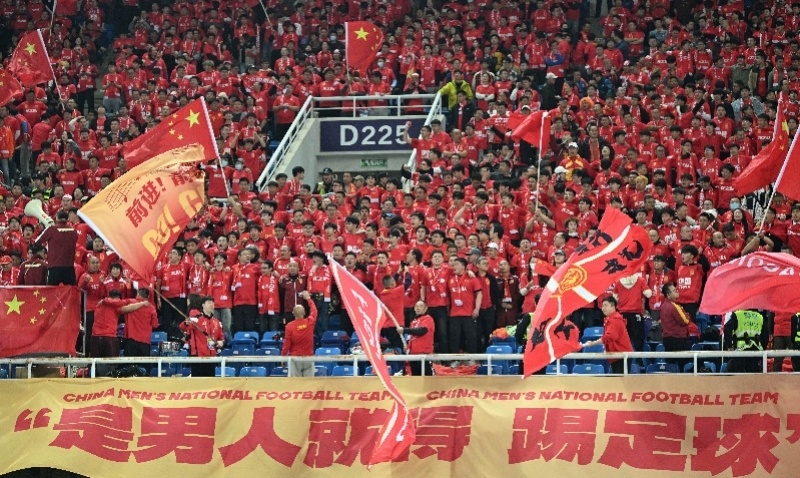 新华社发著名球迷罗西.新华社发天津主场氛围拉满.