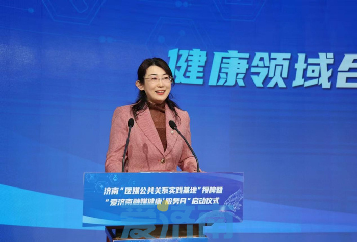 宣教中心党委书记,主任段晶为10位2023年度优秀通讯员代表颁发证书,6