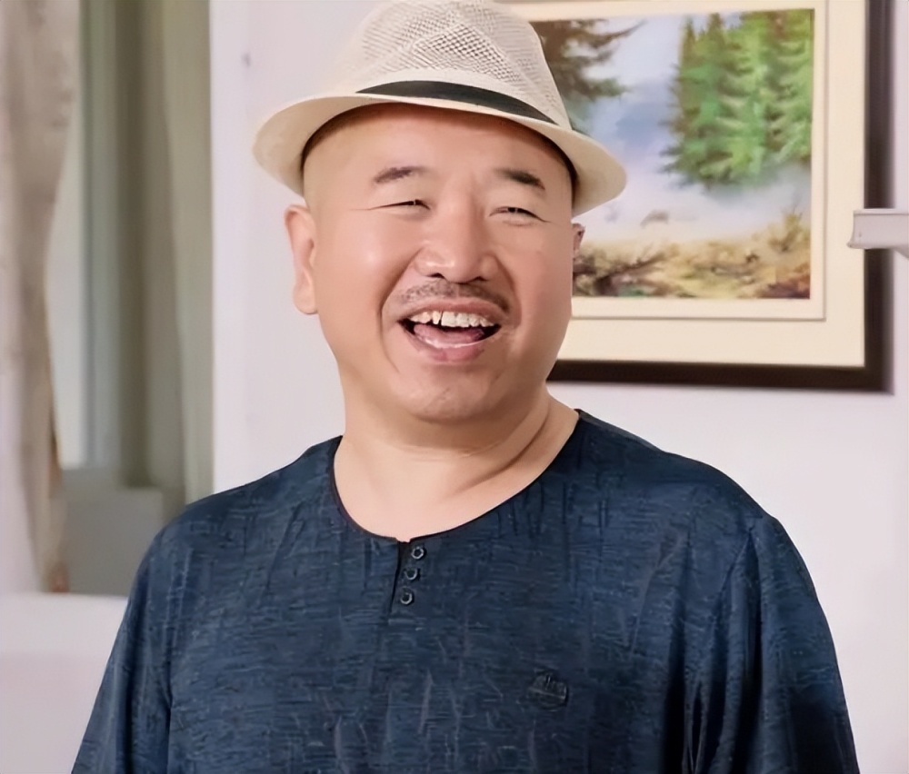 刘能儿子大婚,八抬大轿,百米红毯,网友却为亲妈还是后妈上台吵起来了