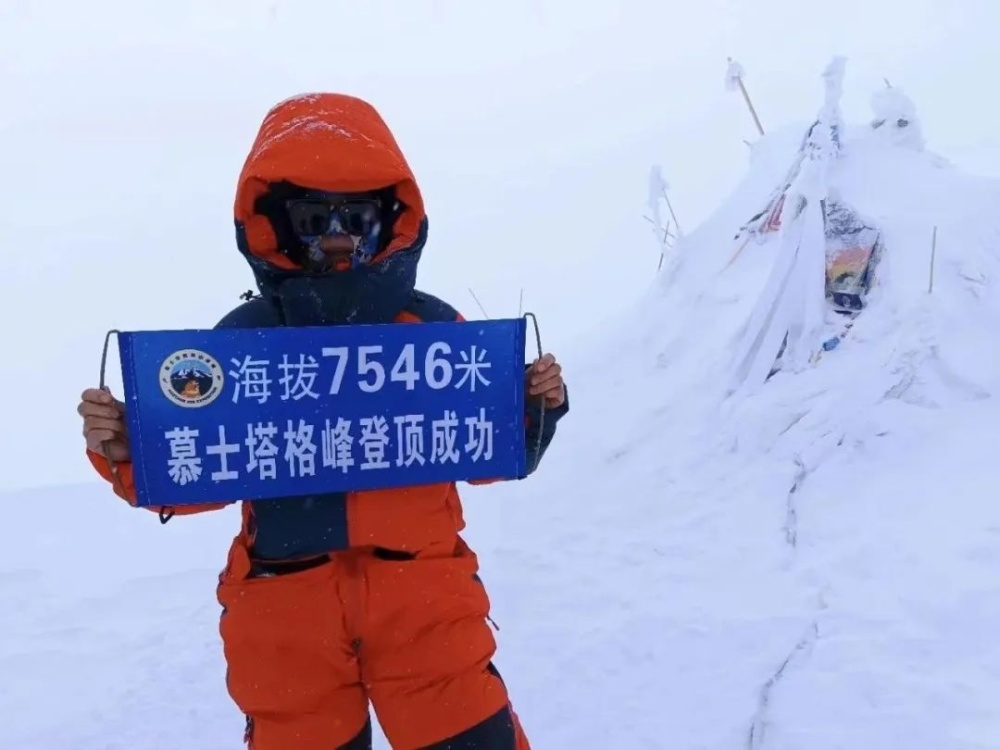 祝贺武汉这位高校教师成功登顶慕士塔格峰
