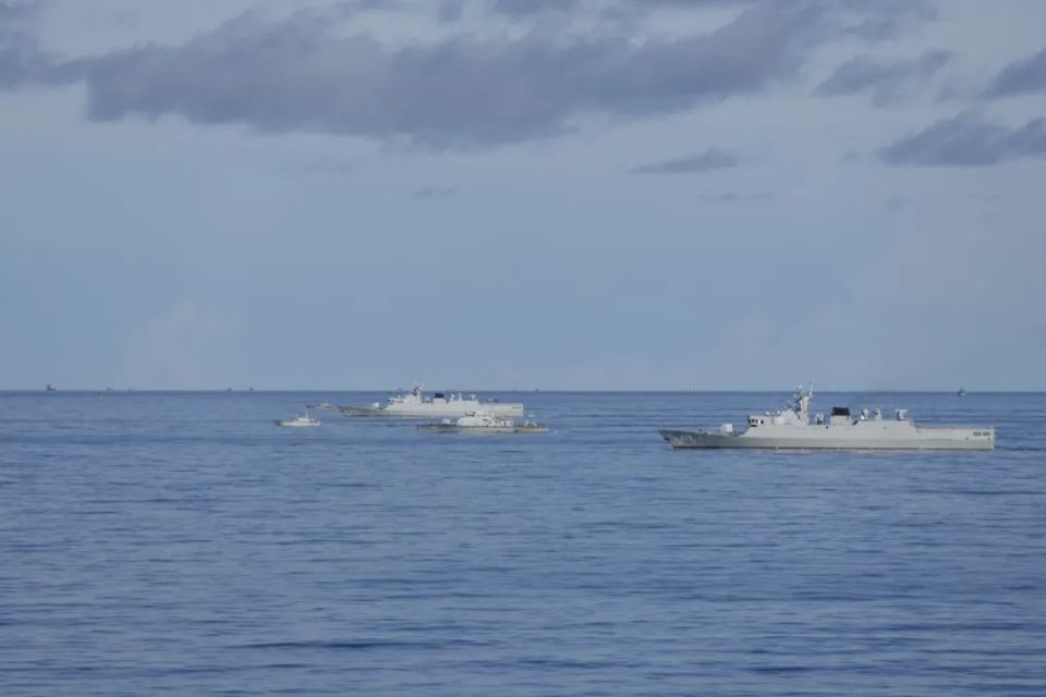 这是中国海军舰艇编队与柬埔寨海军联合进行的首次实兵演练