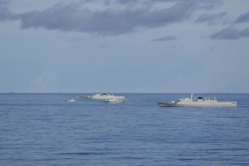这是中国海军舰艇编队与柬埔寨海军联合进行的首次实兵演练.
