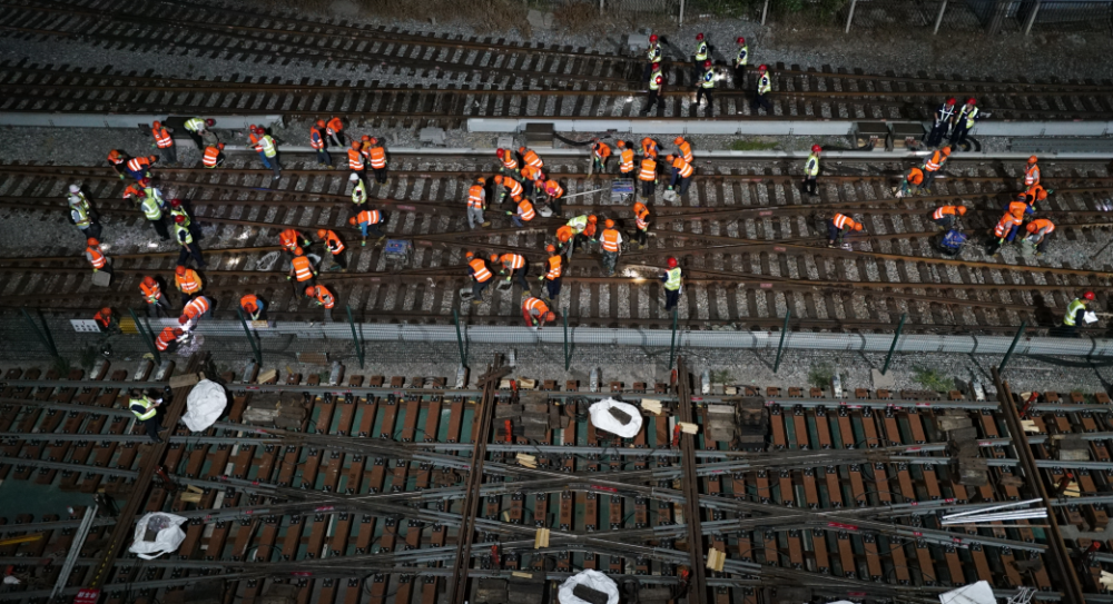 地铁2号线太平湖车辆段改造施工16组列车今晚留宿地铁站