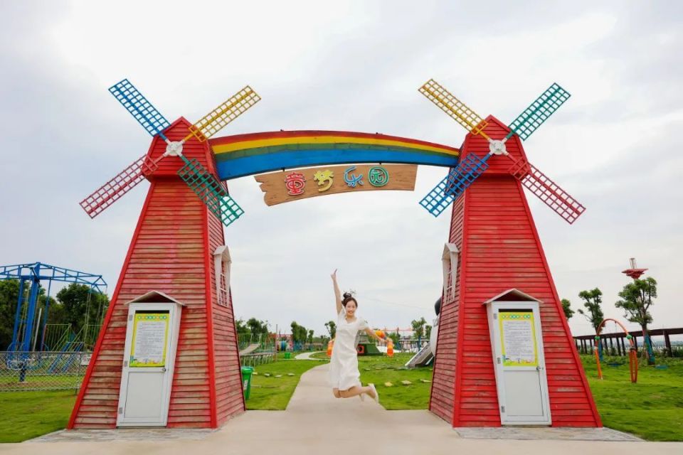 欣赏完水天一色的美景,最后就来童梦乐园里一望无际的草地上寻找童真