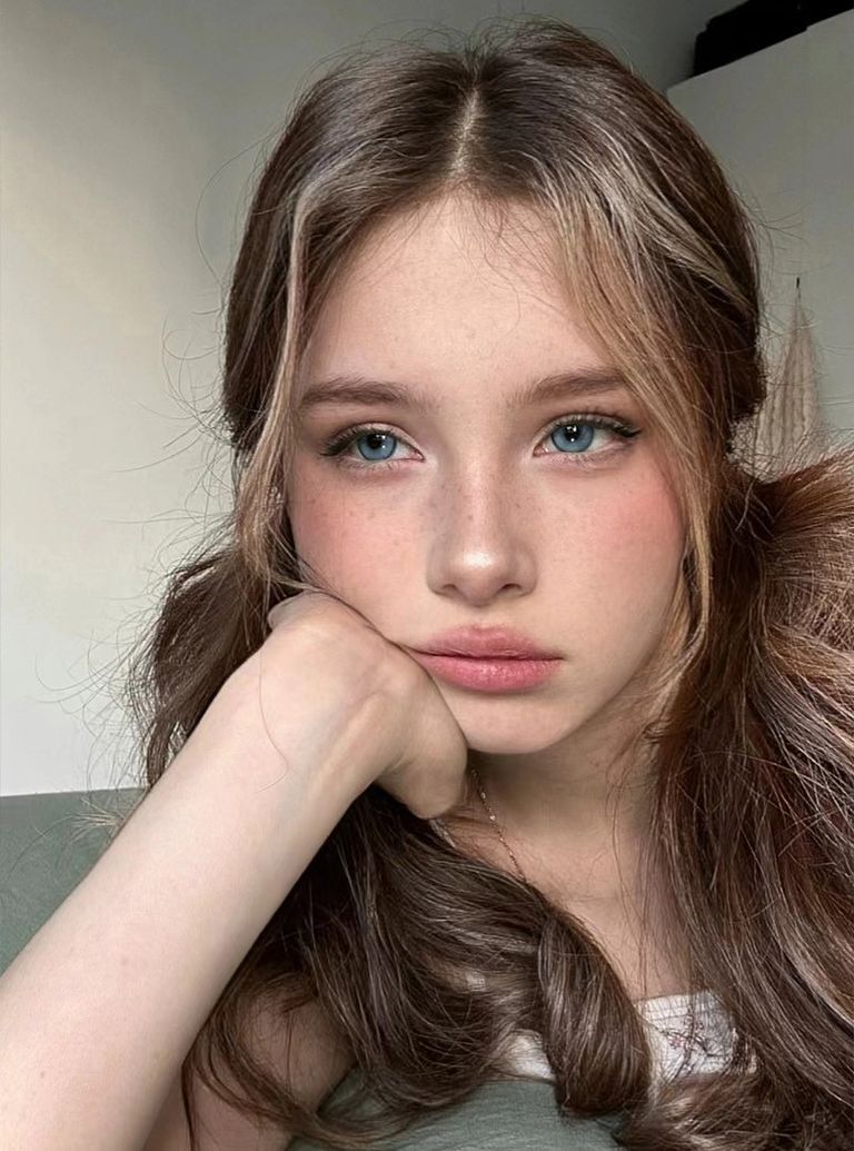 强,眉毛的浓密度更高些,这种锐利的长相画浓郁的妆容更能放大自身优势