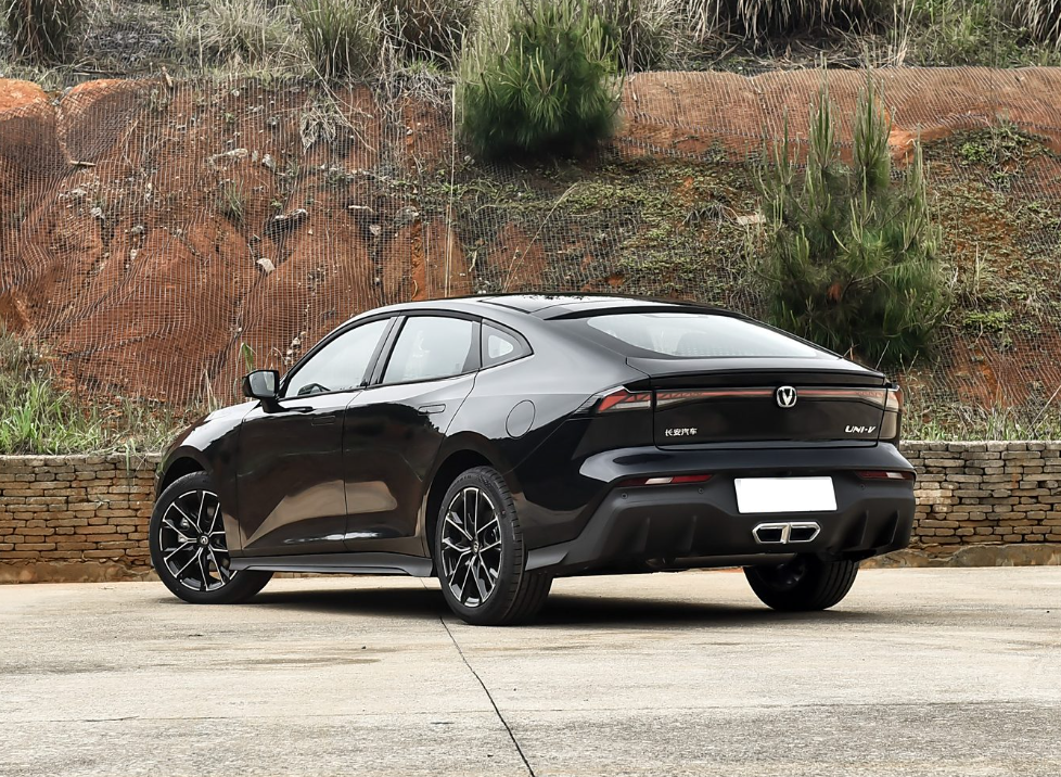 来到车身侧面,新款长安uni-v 智电idd采用轿跑车的轮廓线条,车顶带有