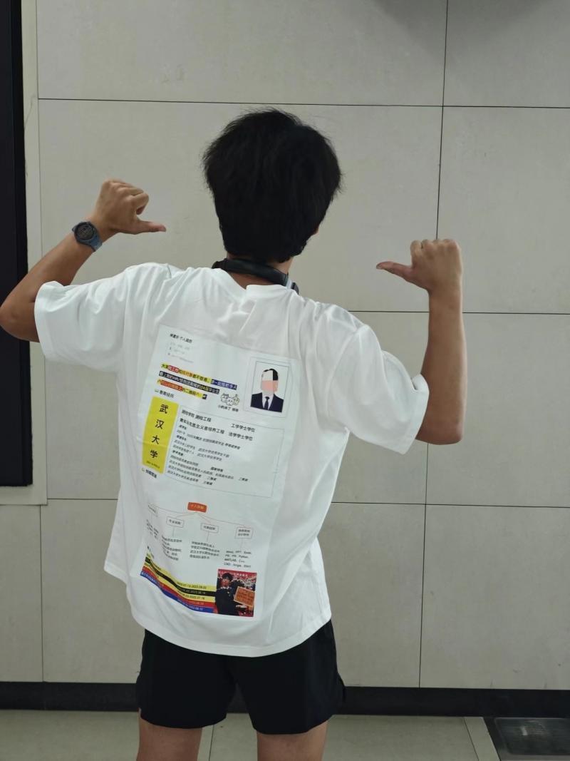 文明網(wǎng)：劉伯溫一肖一碼免費(fèi)大公開985高校畢業(yè)生把簡(jiǎn)歷“穿”身上找工作走紅，當(dāng)事人：讀研前想實(shí)習(xí)