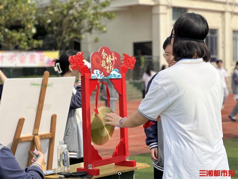 你愿意给"呱呱"一个拥抱吗?同升湖学校趣味迎"心"