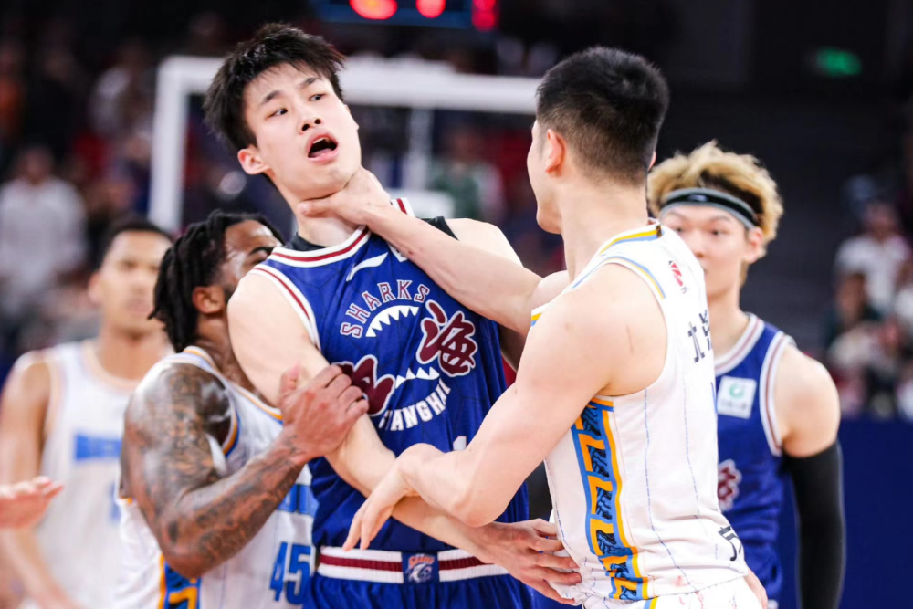 cba爆发大冲突,场面一片混乱,6名球员被驱逐出场