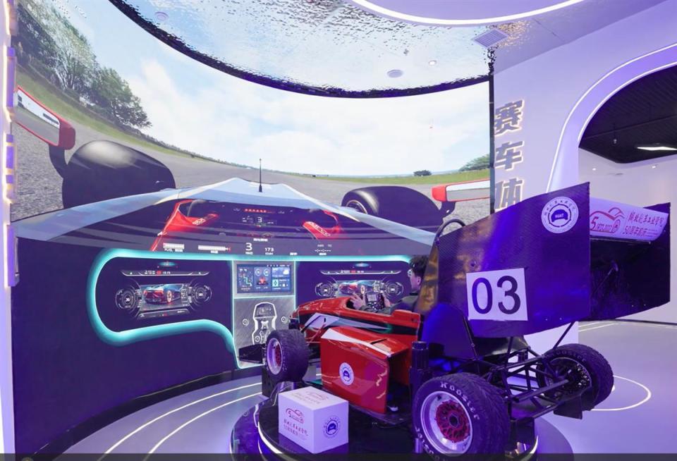 一键体验无人驾驶车!湖北汽车工业学院科创中心上线"百校百馆"