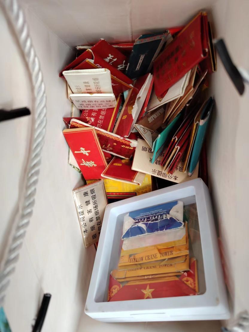 烟卡物如其名,源自于香烟盒,孩子通过折叠香烟盒制作成长方形的卡片