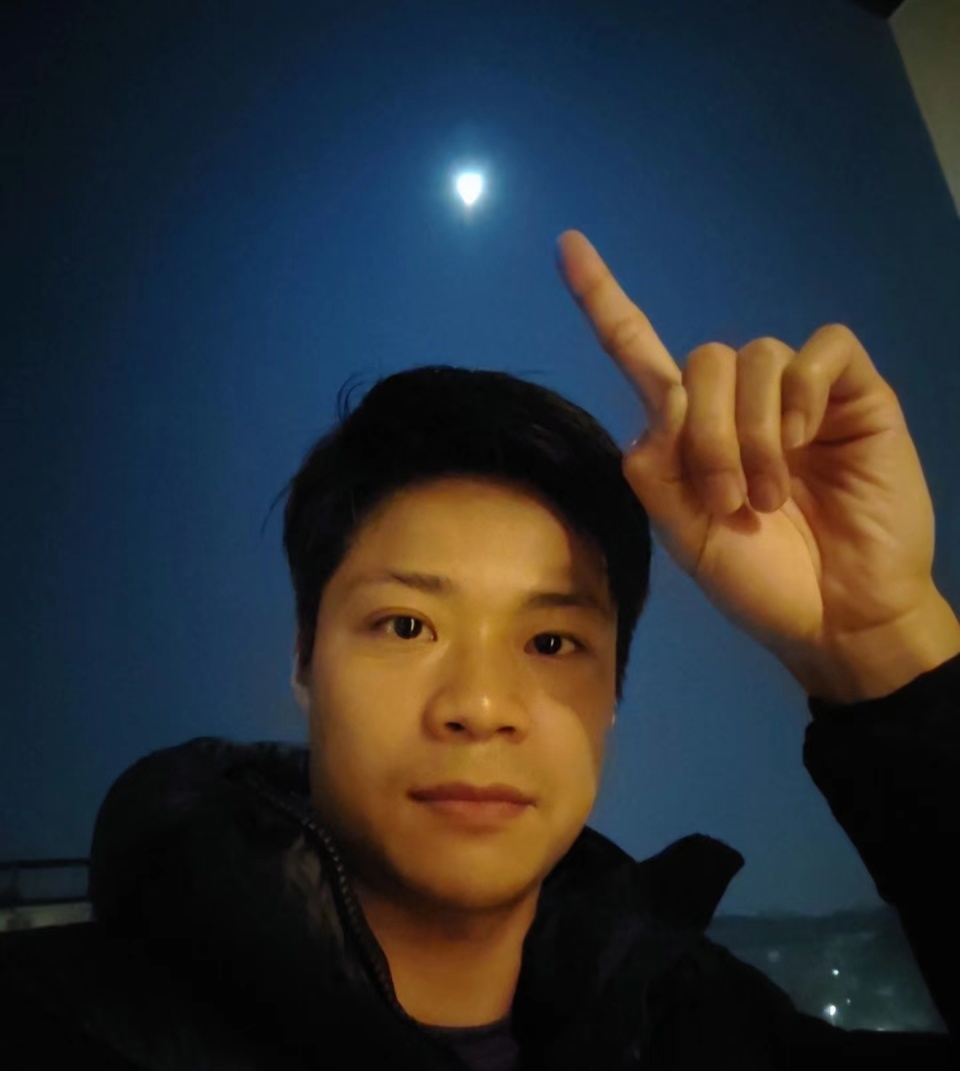 苏炳添晒全家福:一家四口很幸福!