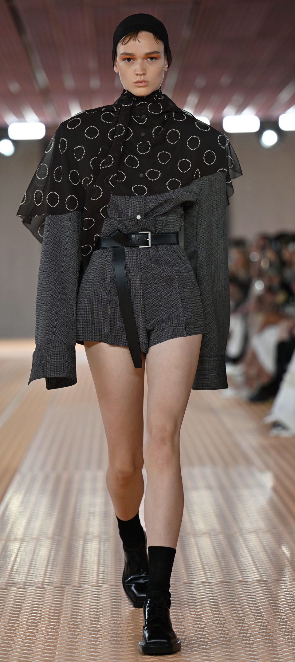 9月21日,模特在意大利米兰时装周上展示普拉达品牌的2024春夏新款时装