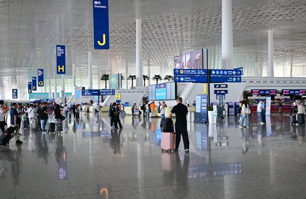 高考落幕恰逢端午假期,武汉天河机场日均旅客吞吐量达8万人,以旅游和