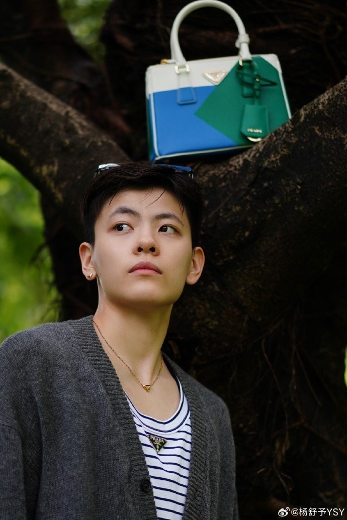 杨舒予晒出几张自己的时尚照片,配文写道:"想了很久不知道用什么文案