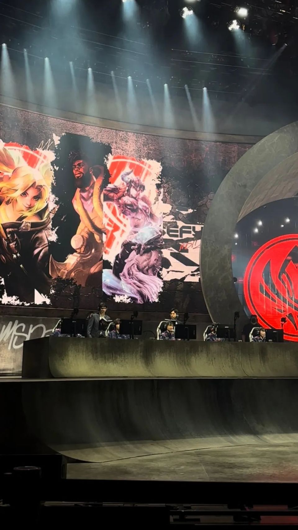 【lpl老婆】解说kitty晒现场照,黑丝尽显腿长