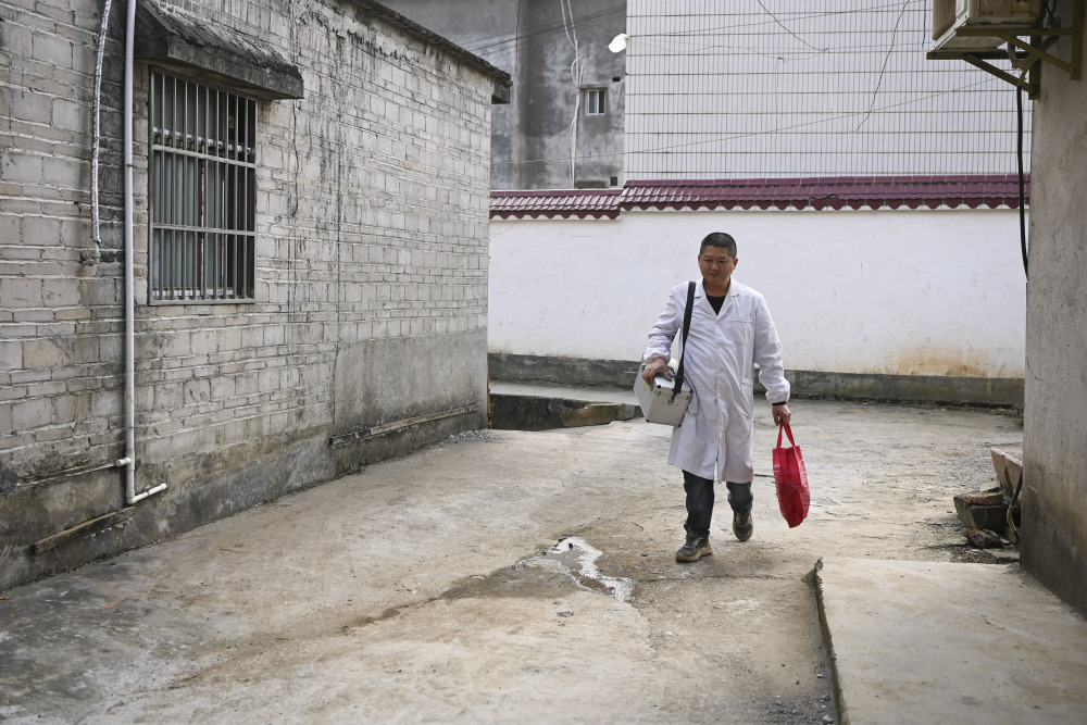 乡村医生李荣坚我要为村民们的健康保驾护航
