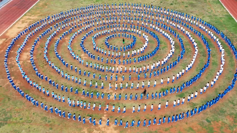 舞动同心圆:云南南涧民族中学千人"打歌"-腾讯新闻