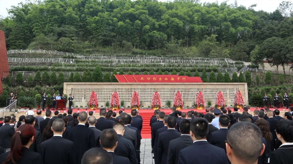 在大邑县革命烈士陵园举行向人民英雄敬献花篮仪式,大邑县各界代表