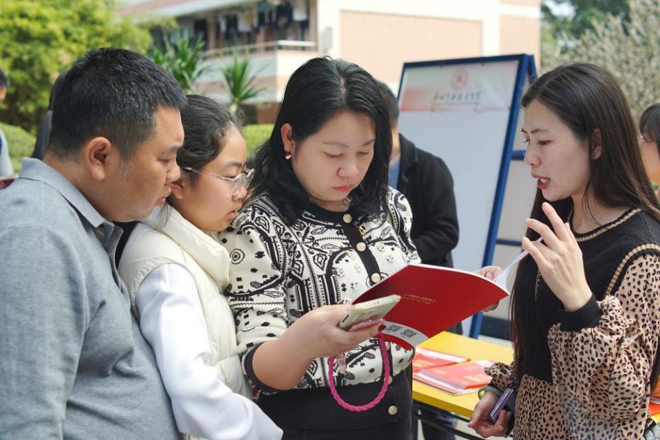 剛出考場就進招生諮詢會這屆中職生很忙