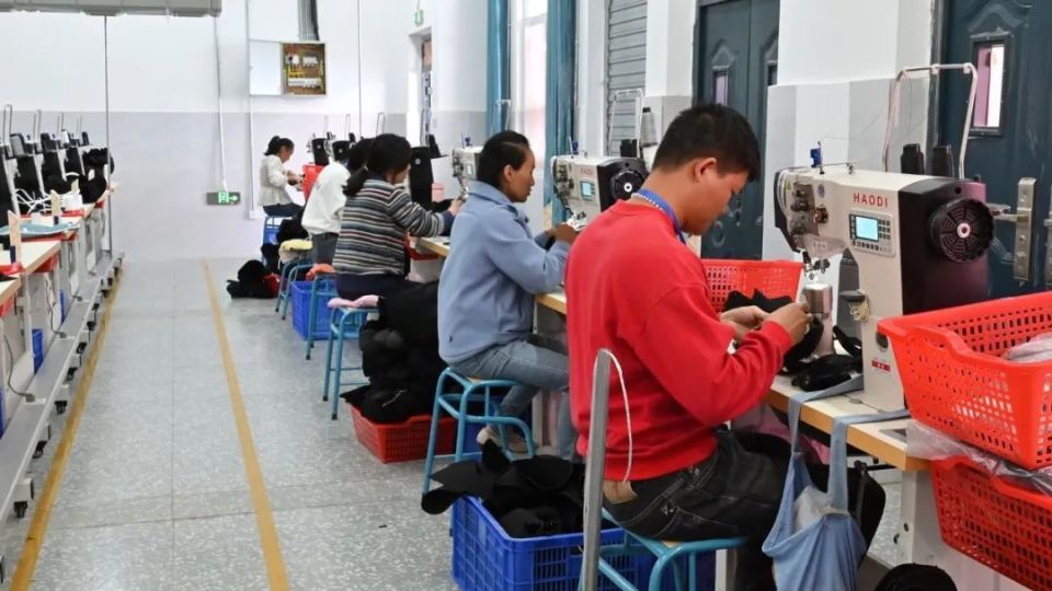 会东:家门口建鞋厂 助力群众就业增收