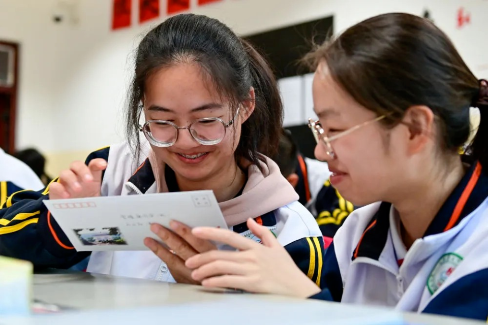 在新疆生产建设兵团第五师高级中学,学生收到"山水知行"书信陪伴计划