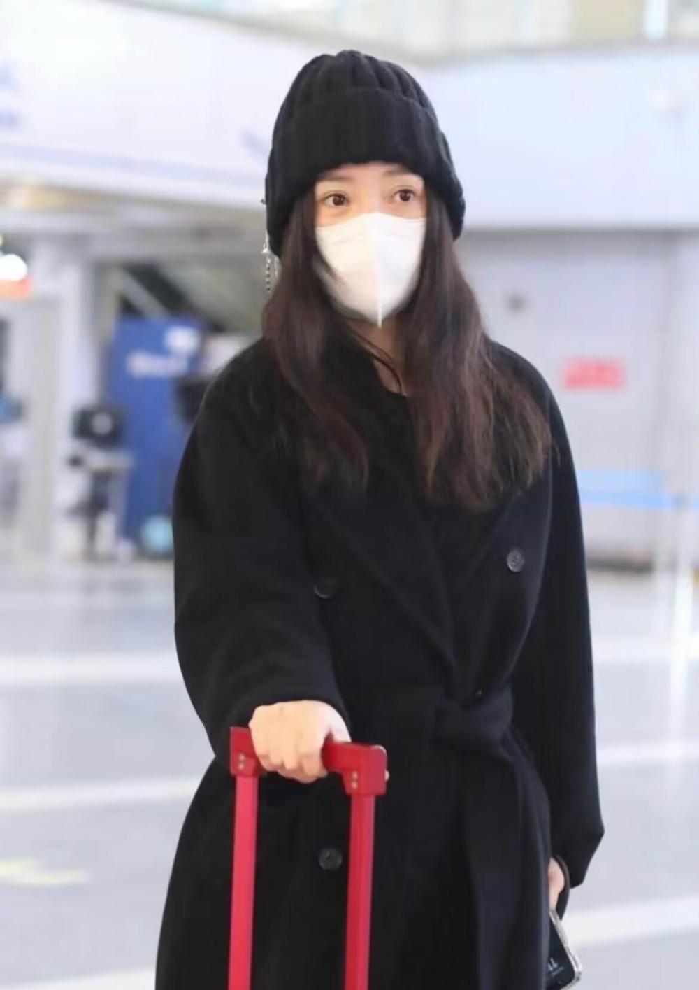 柳岩又瘦出了新高度穿厚重的大衣走机场也能美成焦点