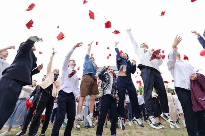 校庆日毕业礼成人礼母亲节在同一天这群高中生太幸福