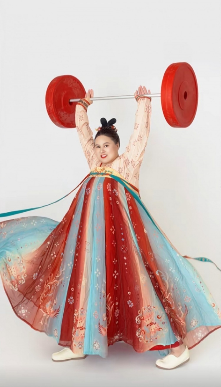 李雯雯晒穿汉服举重视频:胖女孩也很美