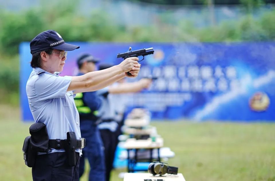 这个名字,在多少人曾经灰暗的人生里,成为一盏烛光,坚定地照亮无数个