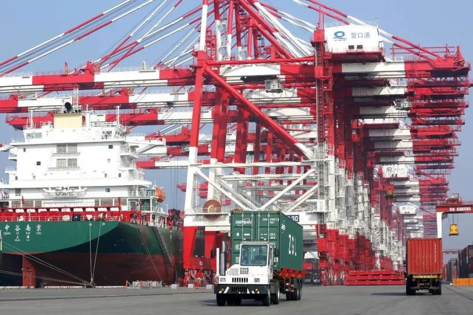 营口港集装箱码头公司创新优化装卸作业工艺,使作业效率不断提升.