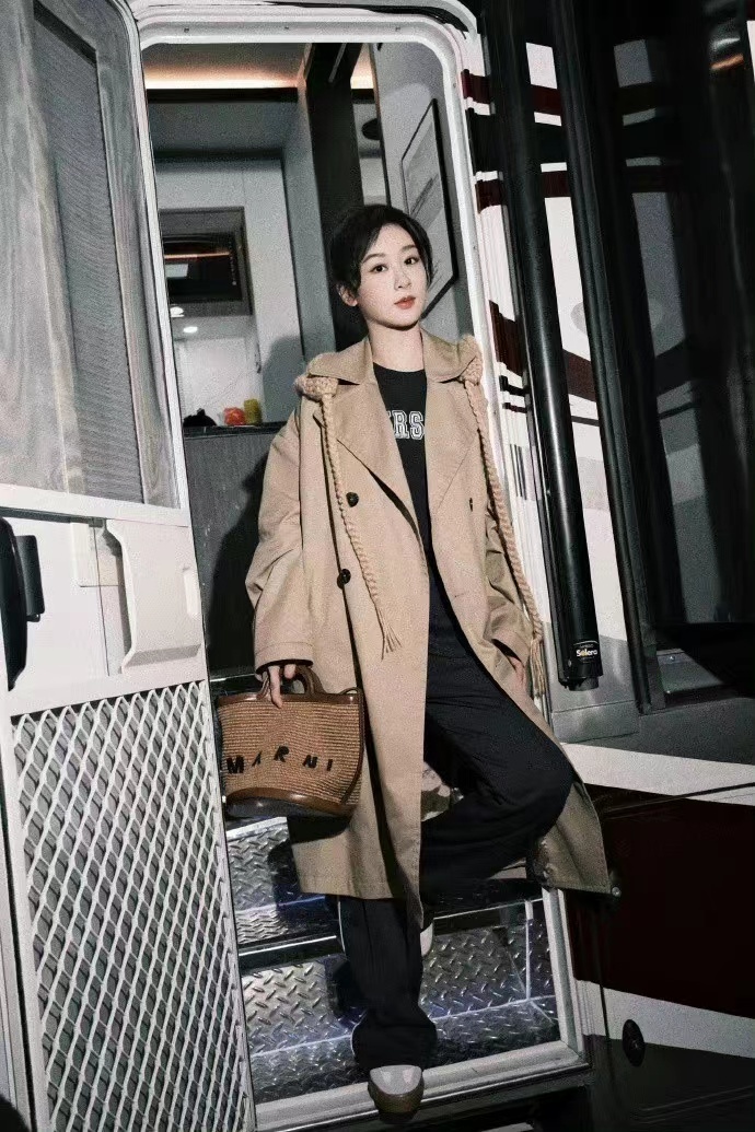 杨紫晒片场随拍,卡其色风衣配黑色长裤,温婉时尚又大气_腾讯新闻